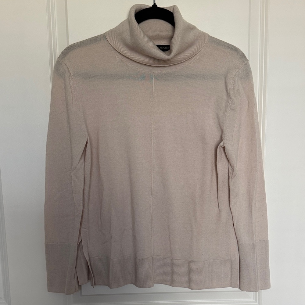 Banana Republic Cream 💯 merino wool Turtleneck Sweater
